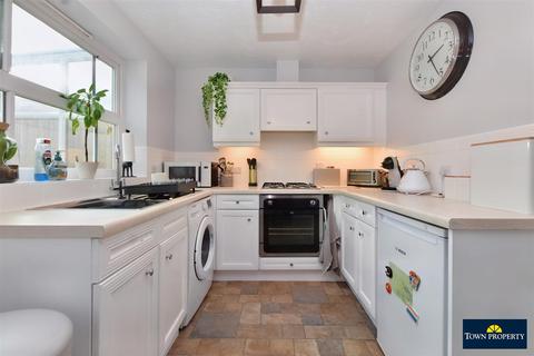 11 Beechfield Close, Stone Cross, Pevensey, BN24 5FH