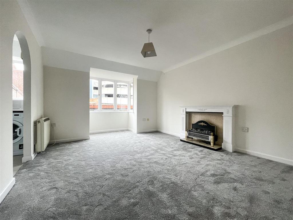 High Street, Fareham 1 bed flat £150,000