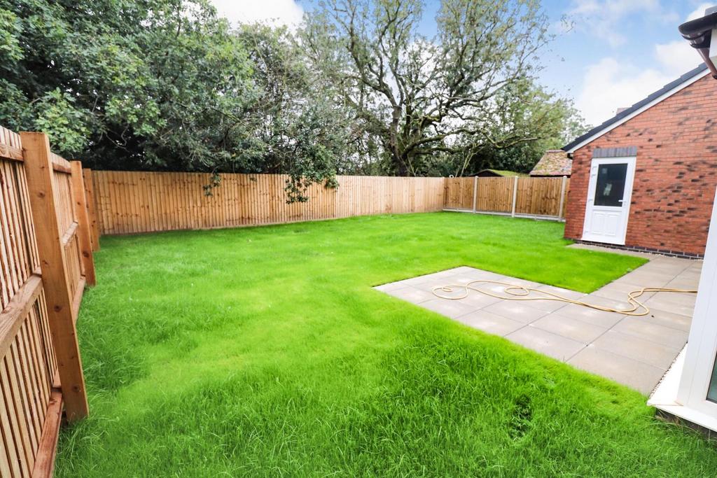 Off Woodlands Road Bedworth CV12 0FE 4 bed detached house for sale £