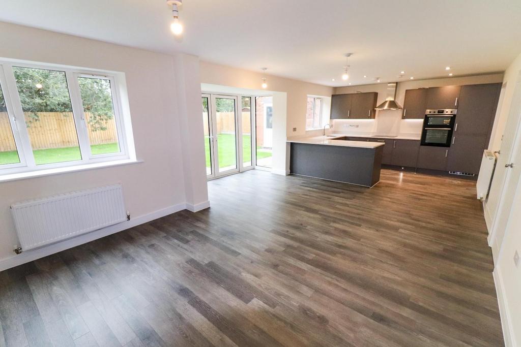 Off Woodlands Road Bedworth CV12 0FE 4 bed detached house for sale £