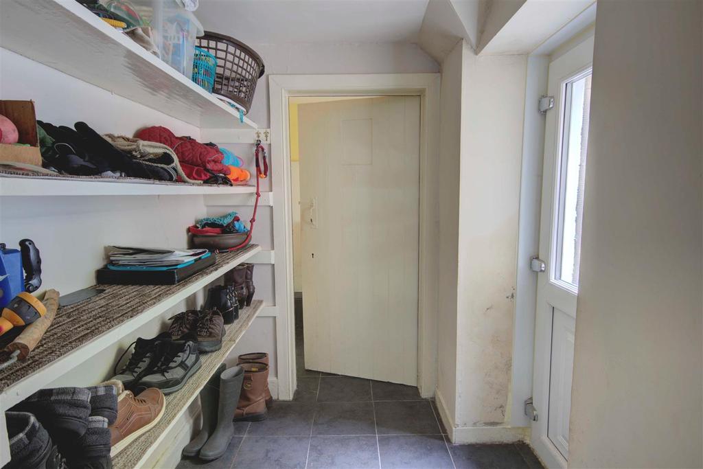 BOOTROOM &amp; CLOAKROOM
