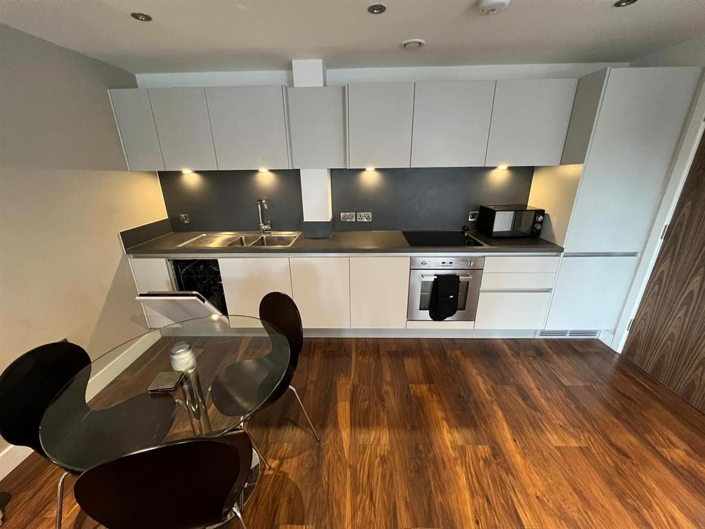 Wilburn Basin, Ordsall Lane, Salford 2 bed flat £1,400 pcm (£323 pw)