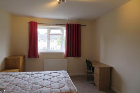 6 bedroom detached house to rent - Beckingham Road, Guildford