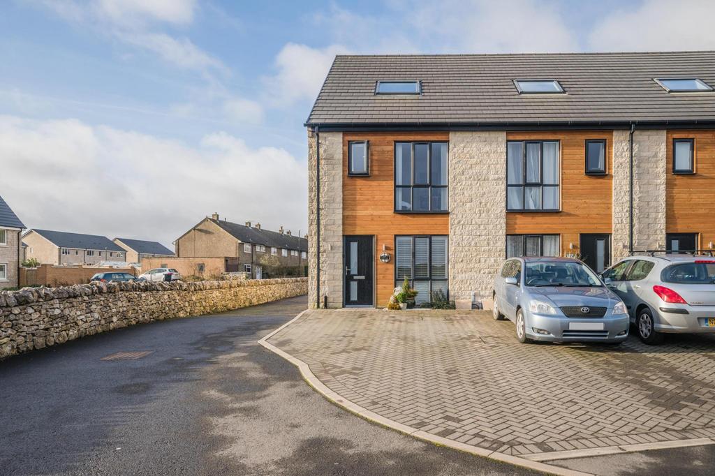 Tongue Lane, Buxton, Derbyshire, SK17 4 bed townhouse for sale £270,000