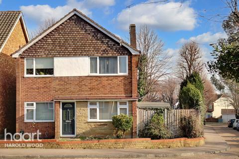 4 Avenue Close, Romford, RM3 0SX