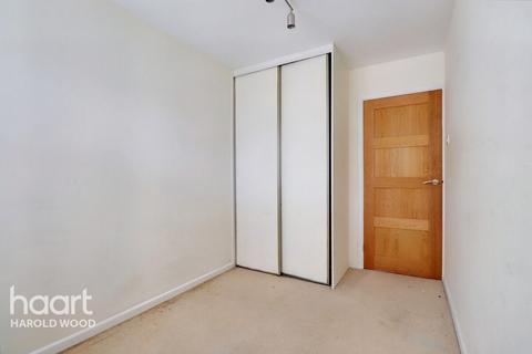 4 Avenue Close, Romford, RM3 0SX