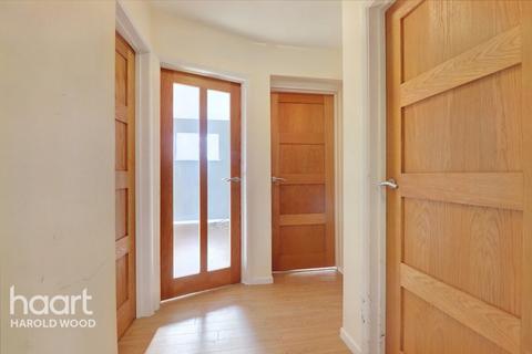 4 Avenue Close, Romford, RM3 0SX