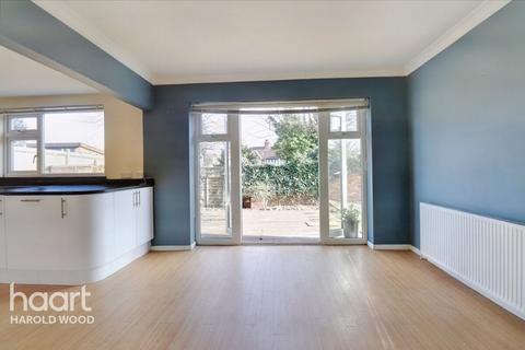 4 Avenue Close, Romford, RM3 0SX
