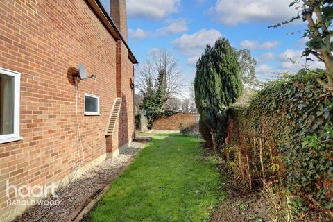 4 Avenue Close, Romford, RM3 0SX