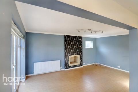 4 Avenue Close, Romford, RM3 0SX