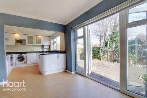 4 Avenue Close, Romford, RM3 0SX