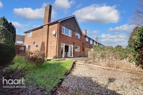 4 Avenue Close, Romford, RM3 0SX