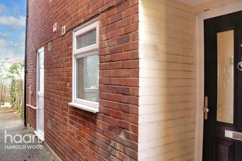 4 Avenue Close, Romford, RM3 0SX