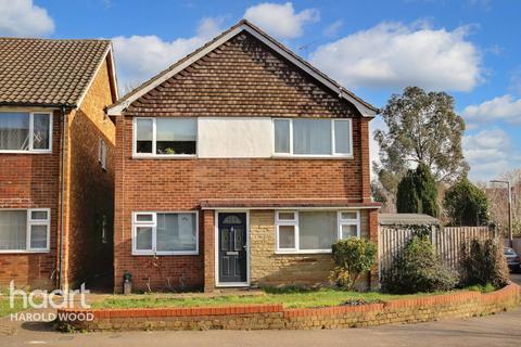 4 Avenue Close, Romford, RM3 0SX