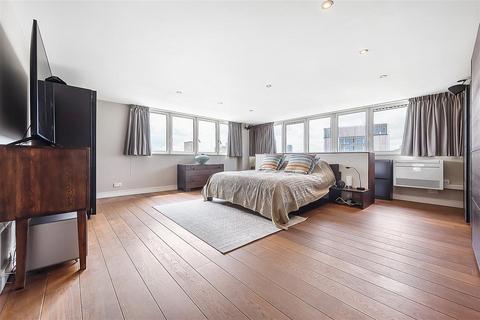 4 bedroom flat to rent, Parkgate Road, SW11
