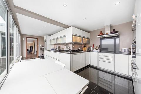 4 bedroom flat to rent, Parkgate Road, SW11