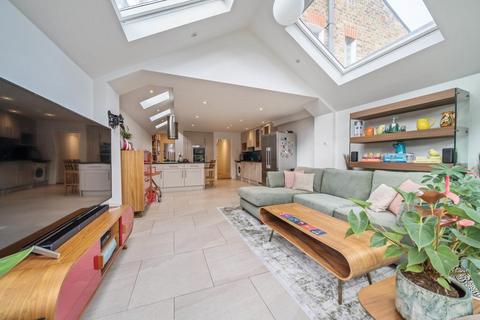 63 Vanderbilt Road, London, SW18 3BG