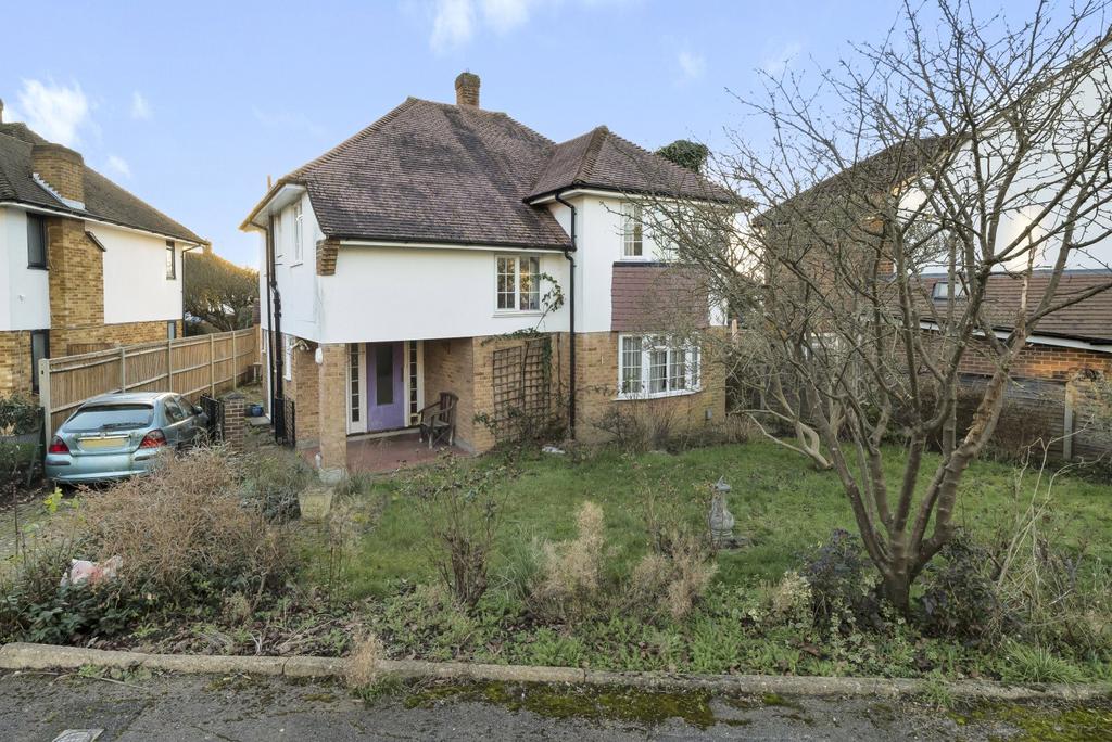 Hill Rise, Hinchley Wood, KT10 4 bed detached house for sale £900,000