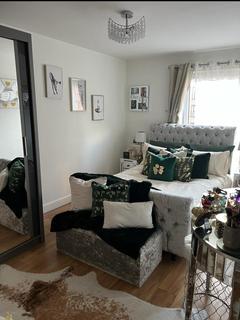 2 bedroom flat to rent - Maxwell Close, Romford