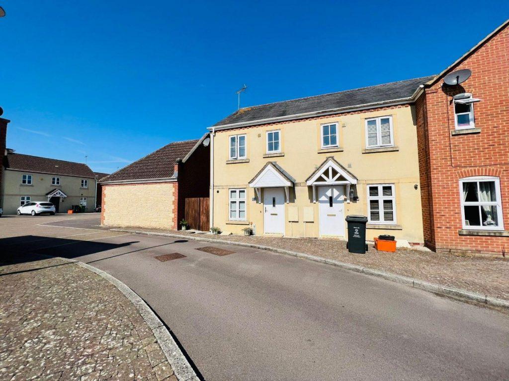 Treforest Close, Swindon, SN25 2DE 2 bed end of terrace house £995