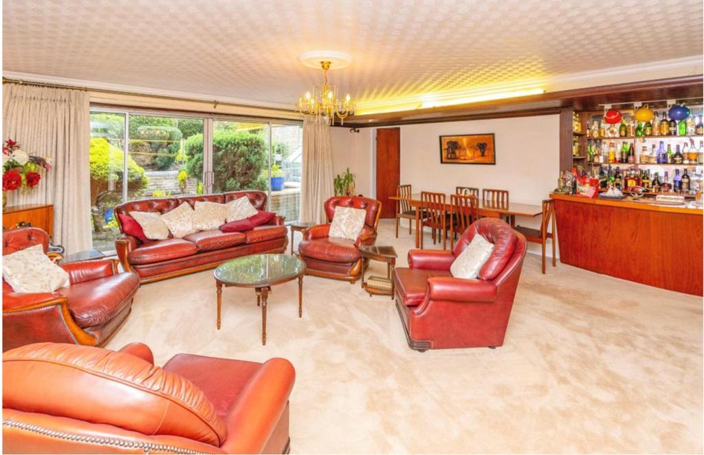 Wolverhampton Road East, Wolverhampton WV4 4 bed detached bungalow for