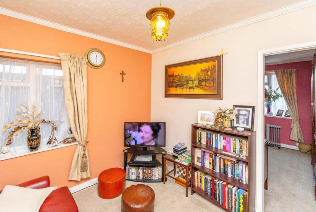 Wolverhampton Road East, Wolverhampton WV4 4 bed detached bungalow for