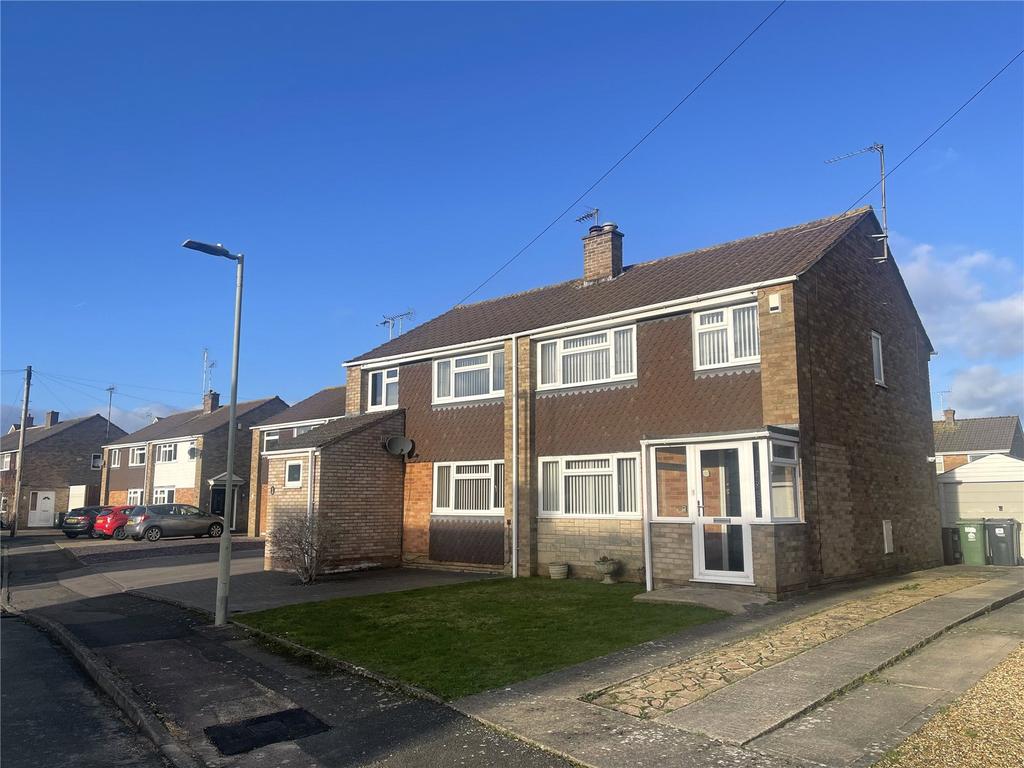 Langton Close, Hucclecote... 3 bed semidetached house £1,170 pcm (£