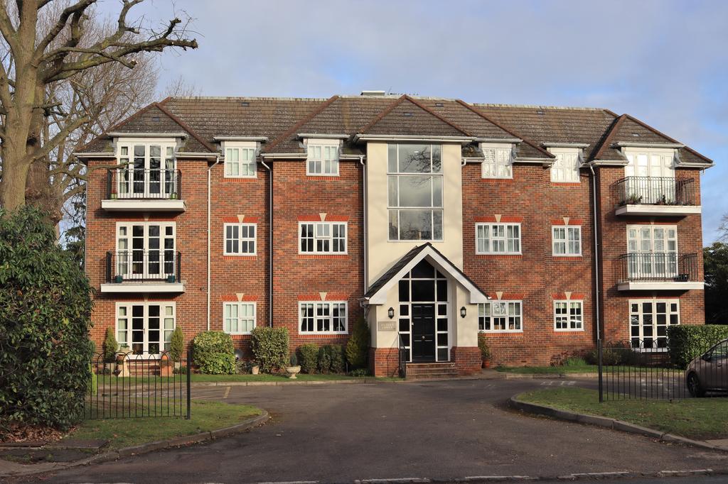 Rydens Road, WaltononThames KT12 2 bed flat £1,495 pcm (£345 pw)