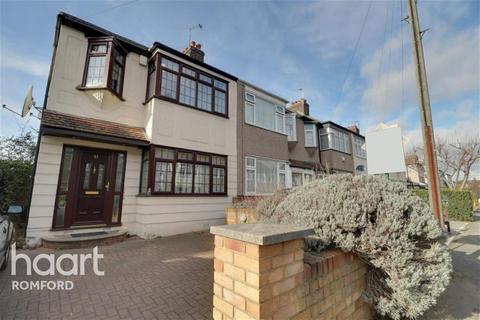 3 bedroom end of terrace house to rent - Romford