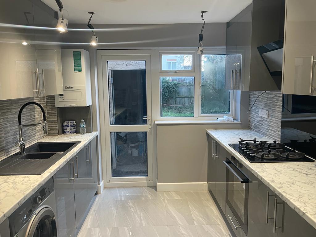 Birch Grove, Slough, SL2 3 bed house £1,925 pcm (£444 pw)