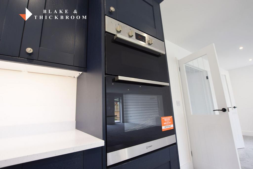 Kitchen oven