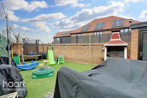 37 Egbert Close, Hornchurch, RM12 5DE