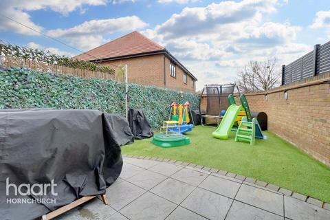 37 Egbert Close, Hornchurch, RM12 5DE