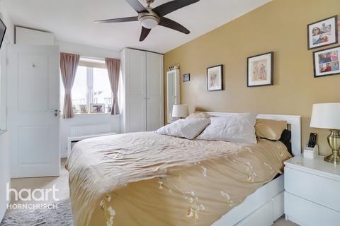 37 Egbert Close, Hornchurch, RM12 5DE