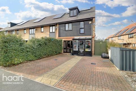 37 Egbert Close, Hornchurch, RM12 5DE