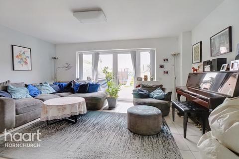 37 Egbert Close, Hornchurch, RM12 5DE