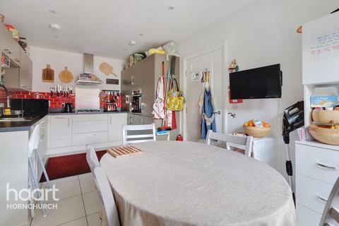 37 Egbert Close, Hornchurch, RM12 5DE