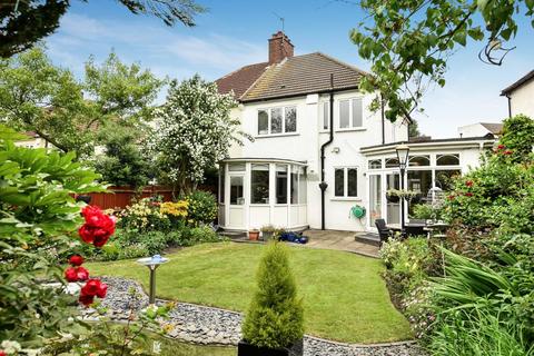 38 Pitfold Road, London, SE12 9HX