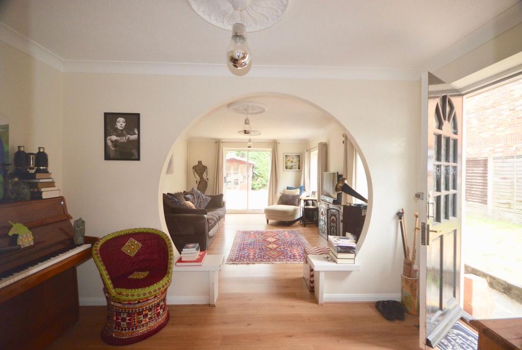 London Road, Shenley, WD7 2 bed cottage £1,600 pcm (£369 pw)
