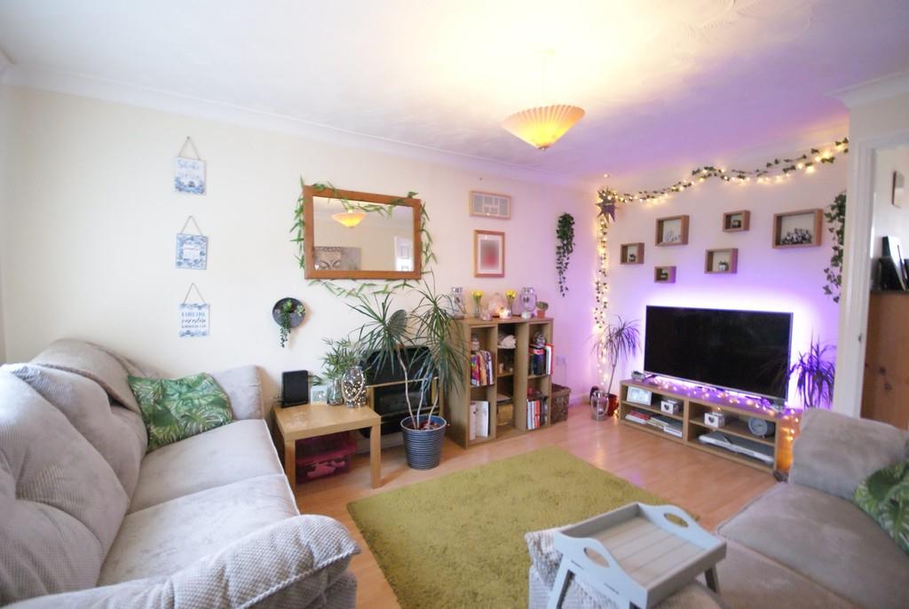 Ripon Close, Bracebridge Heath 3 bed semidetached house £795 pcm (£