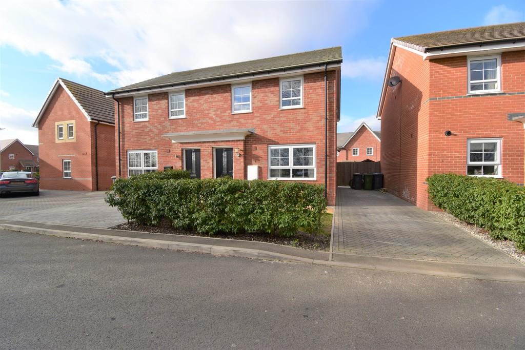 Walton Hall Drive, Felixstowe 3 bed semidetached house £1,250 pcm (£