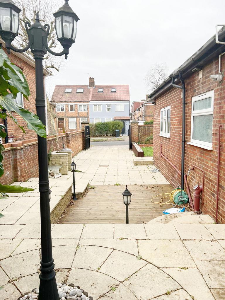 Chalfont Avenue, Wembley, Greater London, HA9 6 bed semidetached house