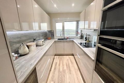 18, Eastwood Court Albert Promenade, Halifax, HX3 0HP