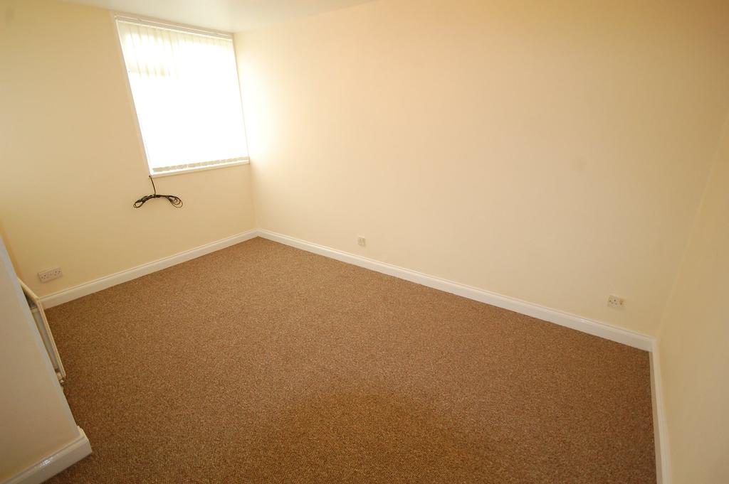 Farnham Road, Newton Hall, Durham... 3 bed end of terrace house £595
