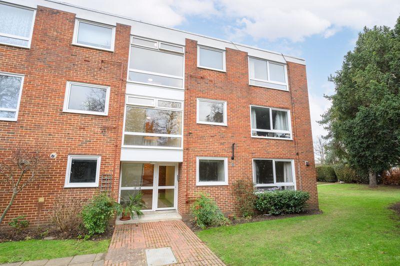 Hersham Road, WaltonOnThames 2 bed flat £1,400 pcm (£323 pw)