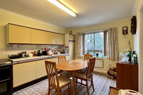 2 bedroom apartment for sale - NO ONWARD CHAIN - Superb two bedroom first floor apartment off Trull Road