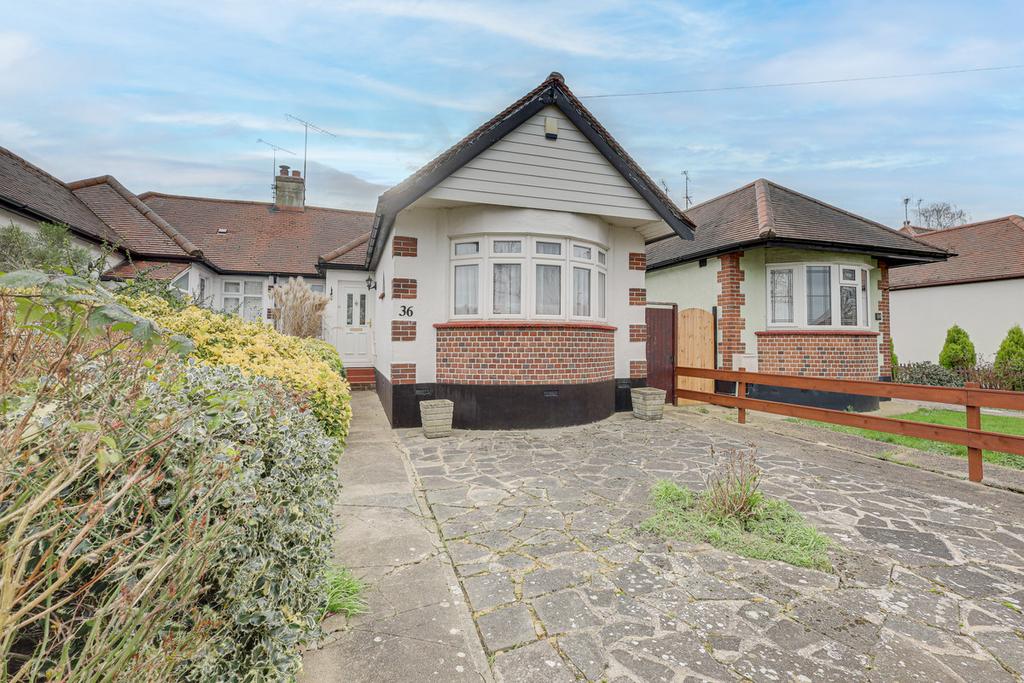 Highlands Boulevard, Leighonsea, SS9 2 bed semidetached bungalow for