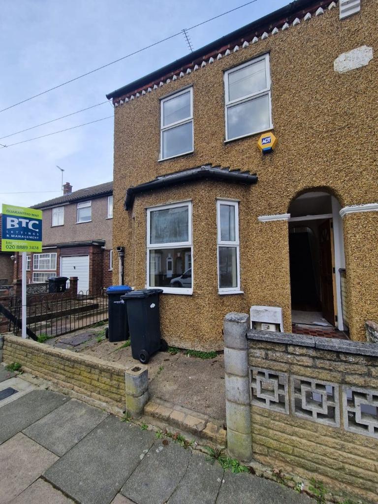 Enfield 4 bed semidetached house £2,100 pcm (£485 pw)