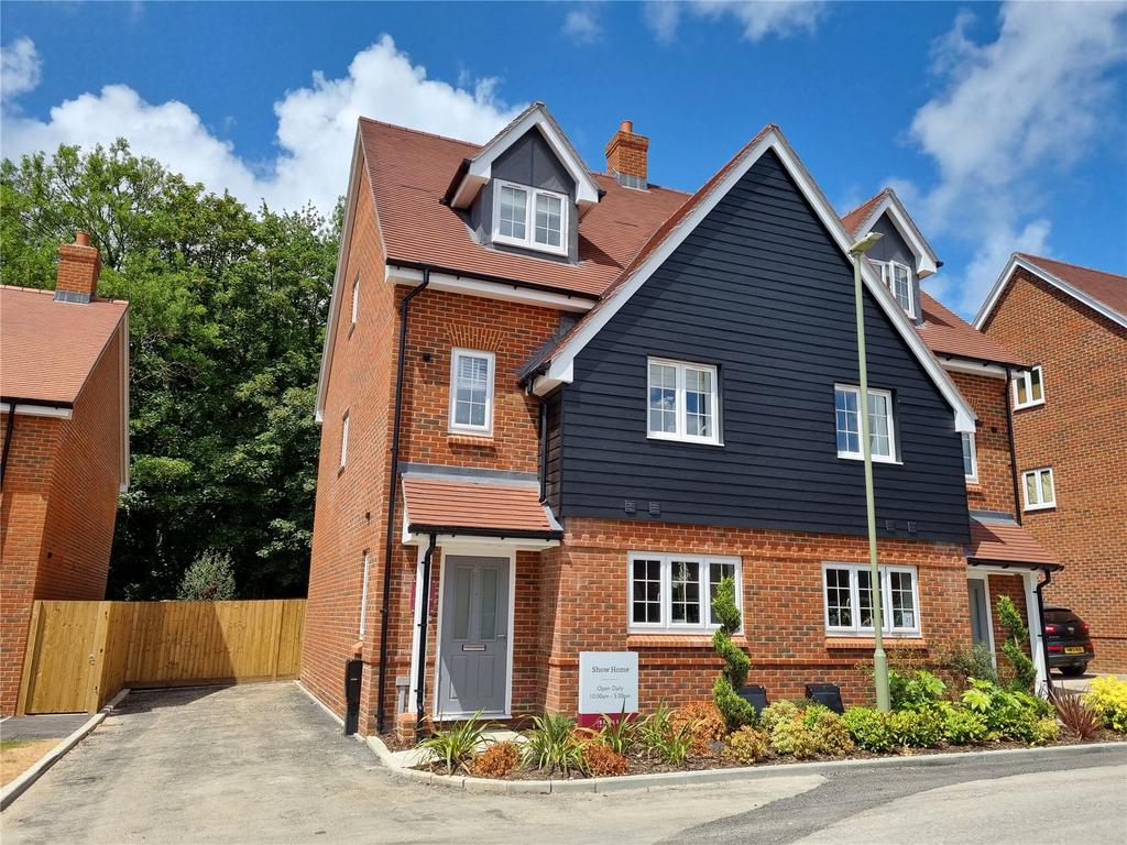 Powell Road, Wickham, Fareham, PO17 3 bed semidetached house for sale