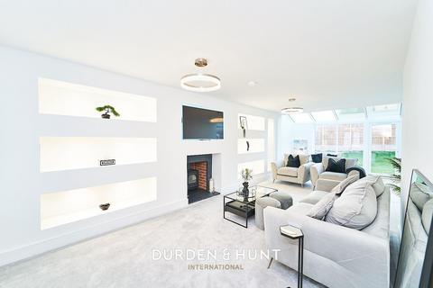 8 Mountain Ash Close, Chigwell, IG7 4HX